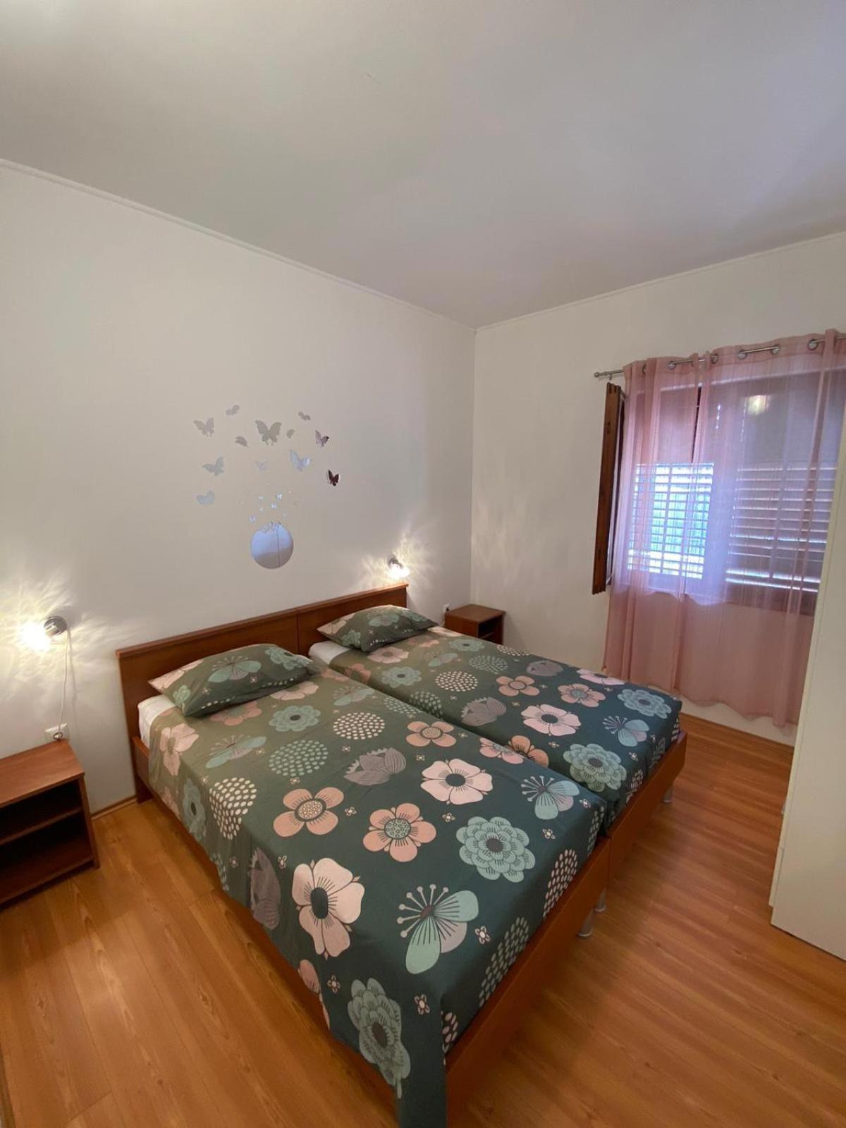 Apartmani Milka Vrsi Bagian luar foto
